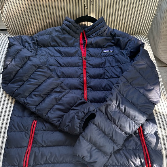 Patagonia Boys’ Down Sweater size 16-18 Navy Blue with Red zippers - Picture 2 of 3